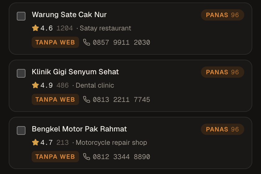 Tiga baris lead di panel SiteFrenz: Warung Sate Cak Nur, Klinik Gigi Senyum Sehat, dan Bengkel Motor Pak Rahmat, masing-masing dengan rating, penanda tanpa web, nomor telepon, dan skor panas